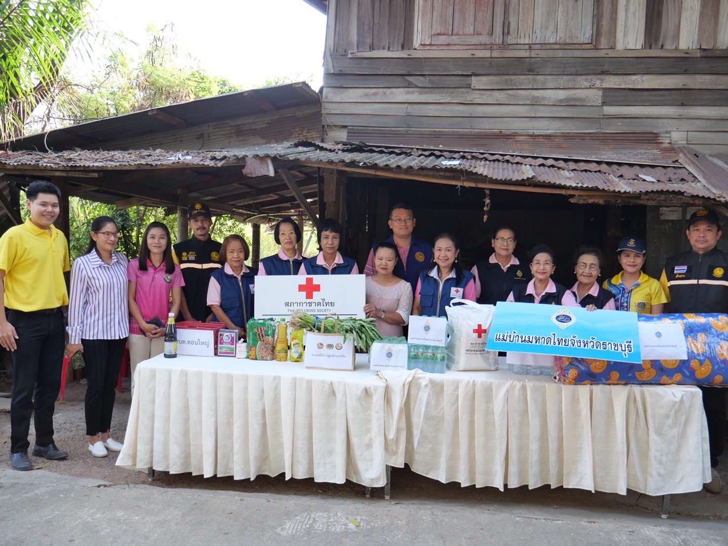 อำเภอบางแพ ร่วมกับ สำนักงานเหล่ากาชาดจังหวัดราชบุรี ลงพื้นที่เยี่ยมบ้านครัวเรือนยากจน TPMAP และ Thai Qm เพื่อขับเคลื่อนการขจัดความยากจนและพัฒนาคนทุกช่วงวัยอย่างยั่งยืนตามหลักปรัชญาของเศรษฐกิจพอเพียง “คนราชบุรี ไม่ทิ้งกัน”