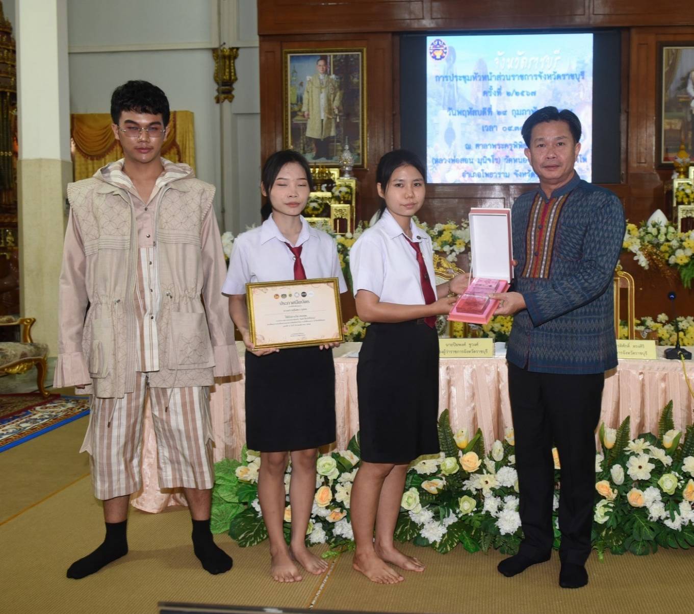 📣 พช.ราชบุรี สนับสนุนผู้ประกอบการ ประเภทผ้าและเครื่องแต่งกายจังหวัดราชบุรี ได้รับรางวัล พร้อมโล่ และประกาศนียบัตรแก่ผู้ออกแบบตัดเย็บ “ชุดผ้าไทยใส่ให้สนุก” ระดับประเทศ