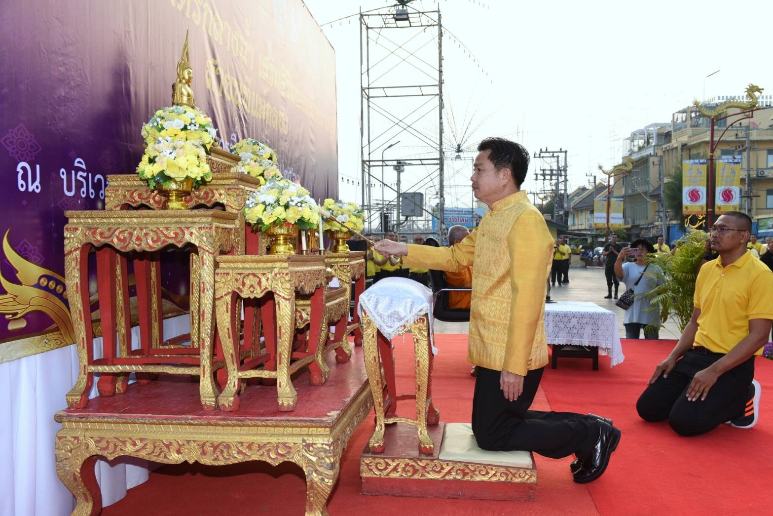 📣 พช.ราชบุรีสวมใส่ผ้าไทย ร่วมทำบุญตักบาตรบนสะพานM4 กลางแม่น้ำแม่กลอง เสริมสิริมงคลเมืองราชบุรี