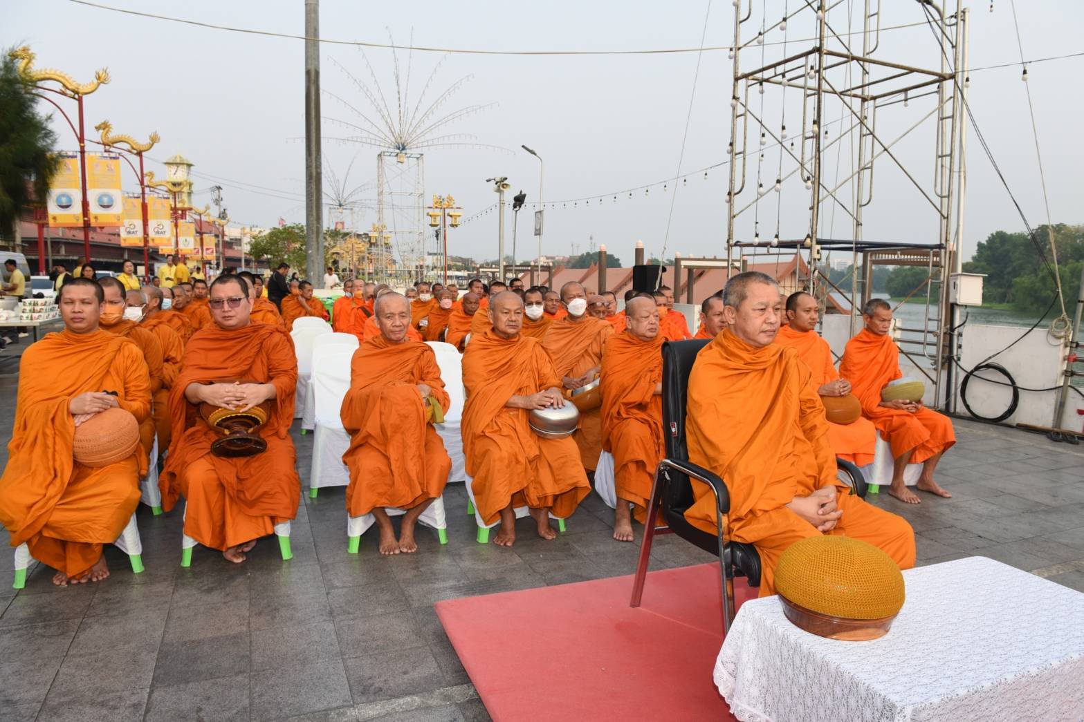 📣 พช.ราชบุรีสวมใส่ผ้าไทย ร่วมทำบุญตักบาตรบนสะพานM4 กลางแม่น้ำแม่กลอง เสริมสิริมงคลเมืองราชบุรี