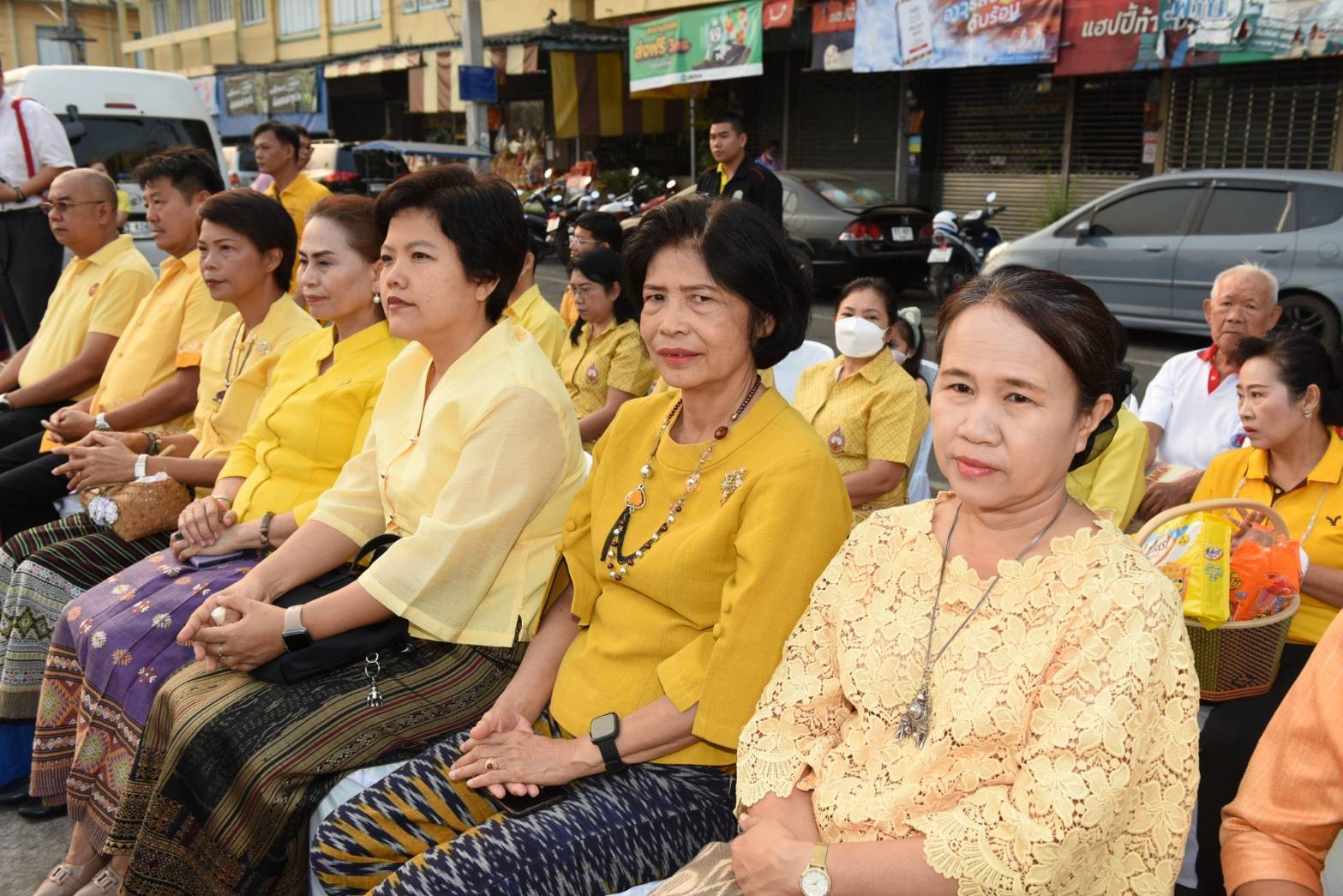 📣 พช.ราชบุรีสวมใส่ผ้าไทย ร่วมทำบุญตักบาตรบนสะพานM4 กลางแม่น้ำแม่กลอง เสริมสิริมงคลเมืองราชบุรี