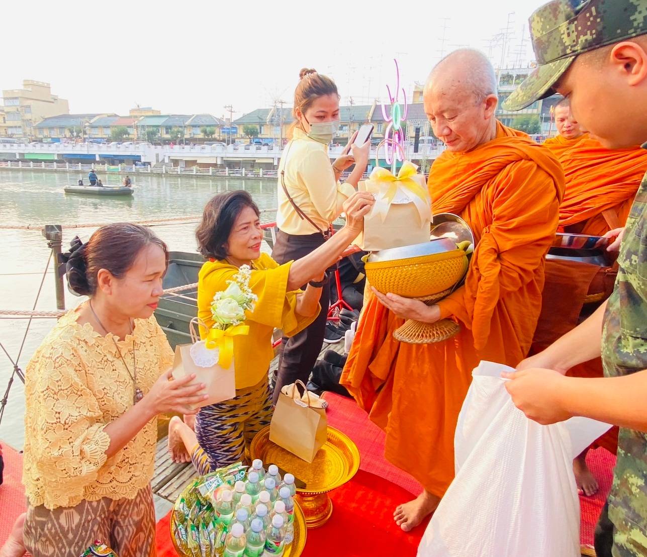 📣 พช.ราชบุรีสวมใส่ผ้าไทย ร่วมทำบุญตักบาตรบนสะพานM4 กลางแม่น้ำแม่กลอง เสริมสิริมงคลเมืองราชบุรี