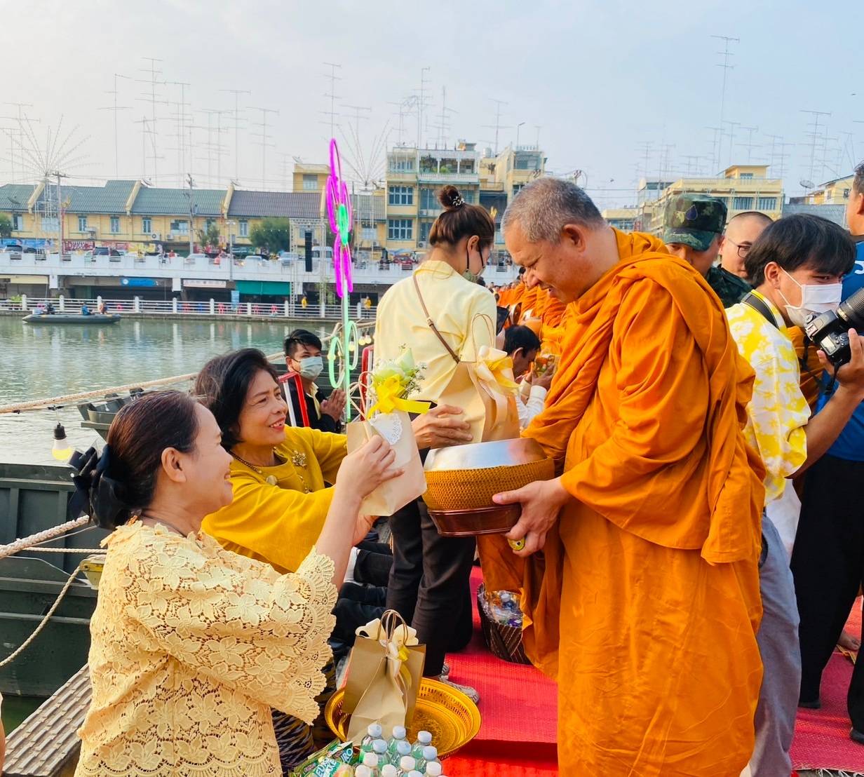 📣 พช.ราชบุรีสวมใส่ผ้าไทย ร่วมทำบุญตักบาตรบนสะพานM4 กลางแม่น้ำแม่กลอง เสริมสิริมงคลเมืองราชบุรี