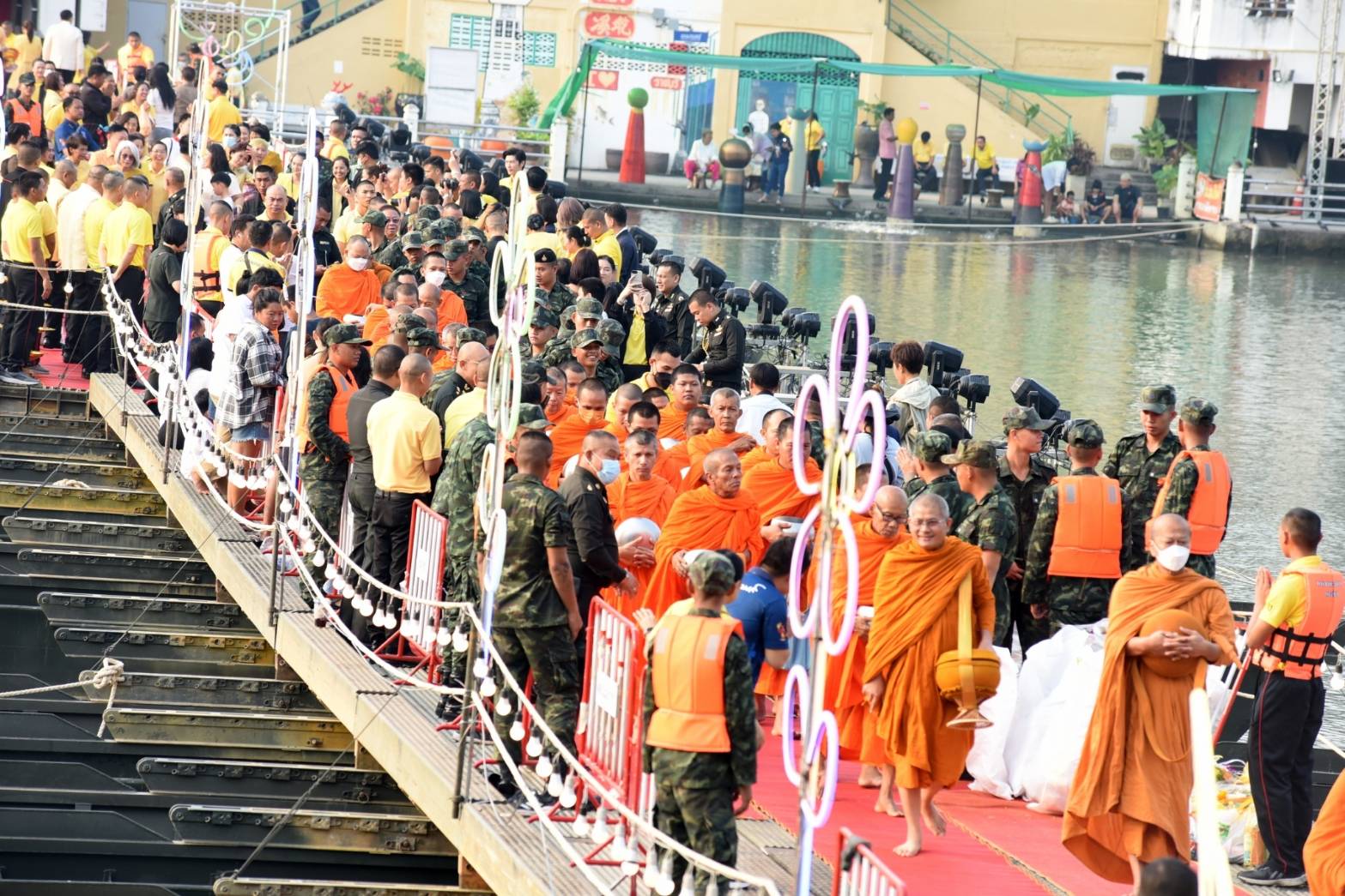 📣 พช.ราชบุรีสวมใส่ผ้าไทย ร่วมทำบุญตักบาตรบนสะพานM4 กลางแม่น้ำแม่กลอง เสริมสิริมงคลเมืองราชบุรี