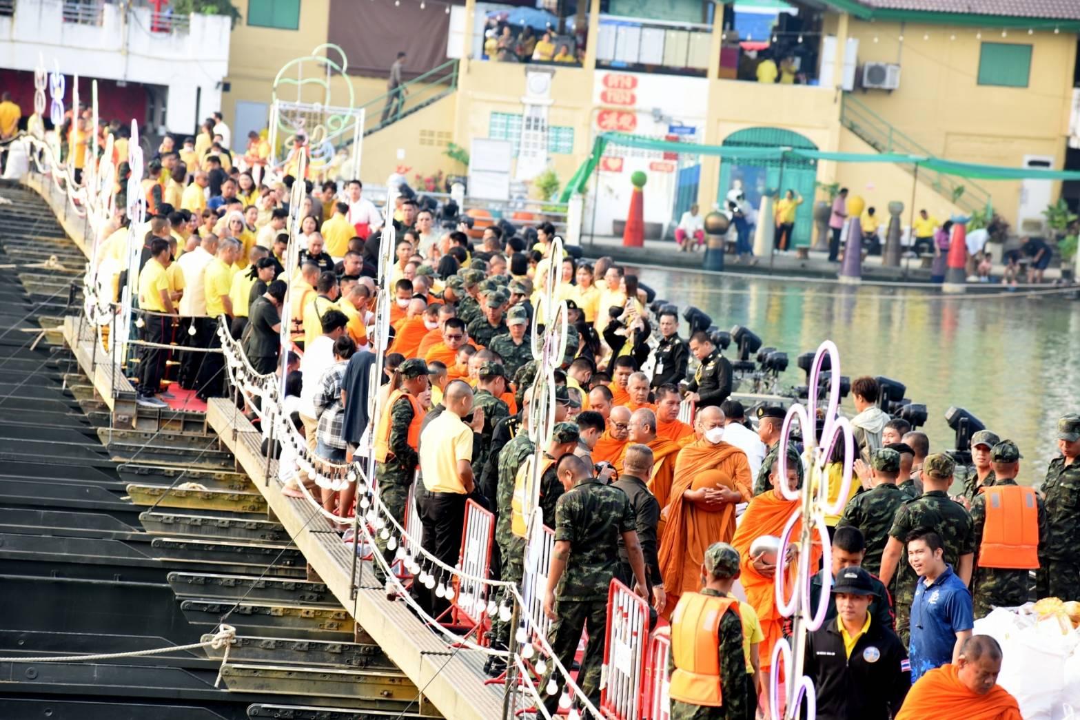 📣 พช.ราชบุรีสวมใส่ผ้าไทย ร่วมทำบุญตักบาตรบนสะพานM4 กลางแม่น้ำแม่กลอง เสริมสิริมงคลเมืองราชบุรี