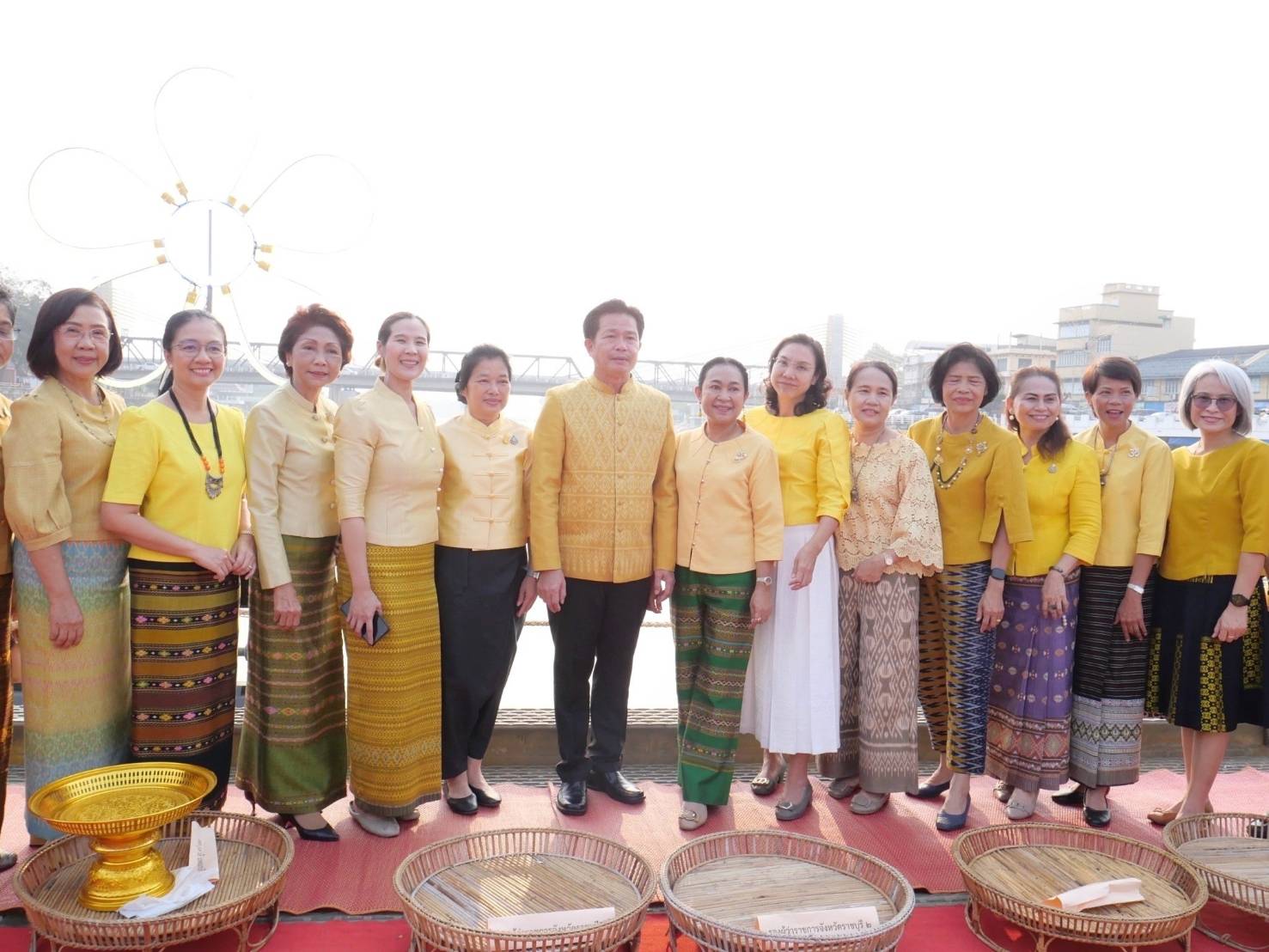 📣 พช.ราชบุรีสวมใส่ผ้าไทย ร่วมทำบุญตักบาตรบนสะพานM4 กลางแม่น้ำแม่กลอง เสริมสิริมงคลเมืองราชบุรี