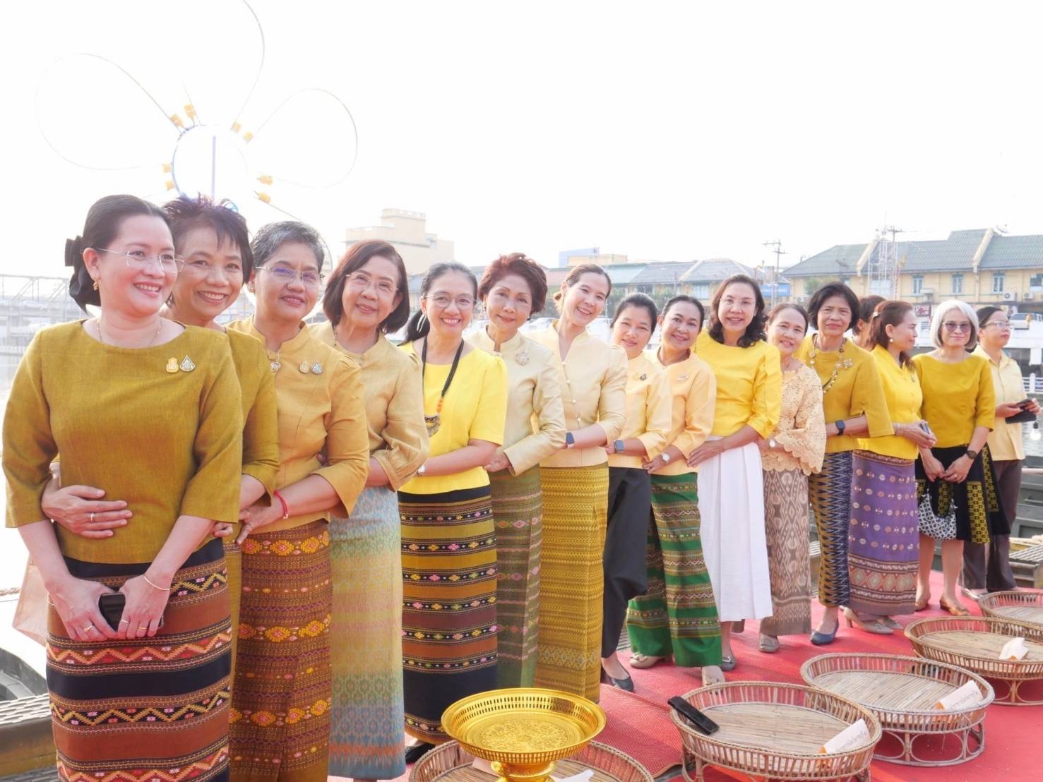 📣 พช.ราชบุรีสวมใส่ผ้าไทย ร่วมทำบุญตักบาตรบนสะพานM4 กลางแม่น้ำแม่กลอง เสริมสิริมงคลเมืองราชบุรี