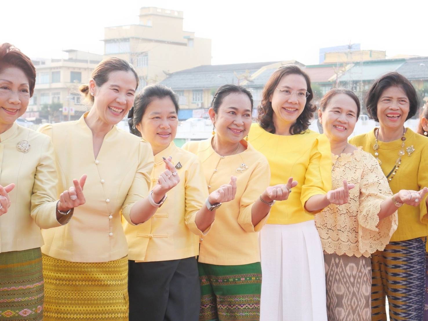 📣 พช.ราชบุรีสวมใส่ผ้าไทย ร่วมทำบุญตักบาตรบนสะพานM4 กลางแม่น้ำแม่กลอง เสริมสิริมงคลเมืองราชบุรี