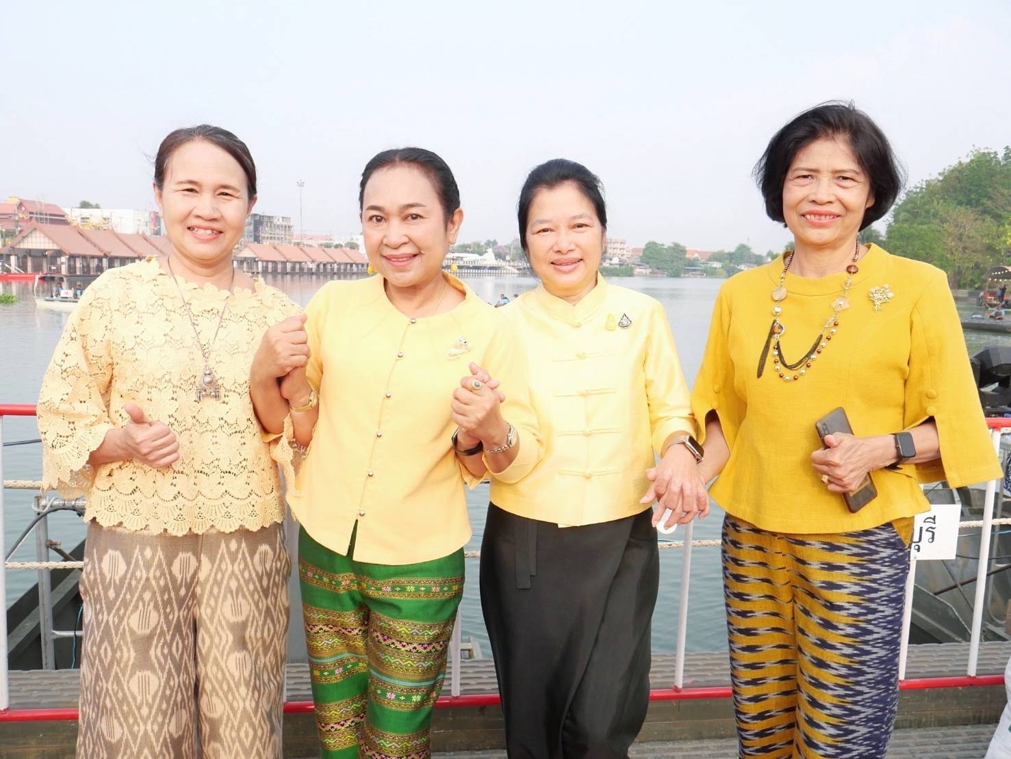 📣 พช.ราชบุรีสวมใส่ผ้าไทย ร่วมทำบุญตักบาตรบนสะพานM4 กลางแม่น้ำแม่กลอง เสริมสิริมงคลเมืองราชบุรี