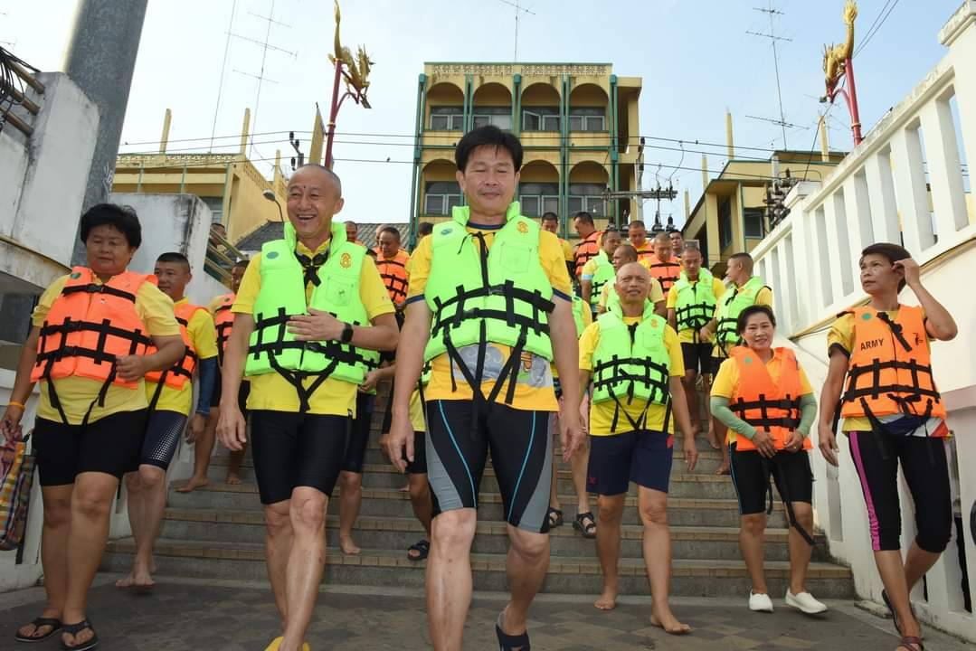 📣 พช.ราชบุรี ร่วมเชียร์และให้กำลังใจผู้ว่าฯราชบุรี และเจ้ากรมการทหารช่าง ในกิจกรรมว่ายน้ำข้ามแม่น้ำแม่กลอง สร้างสีสันช่วงราชบุรีเกมส์