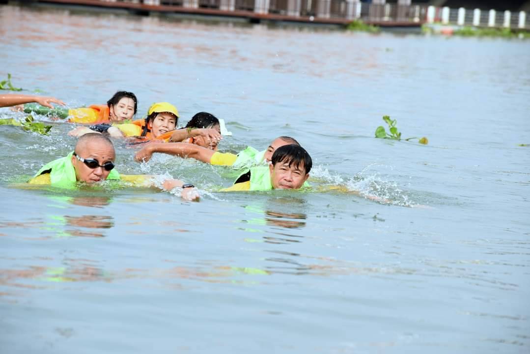 📣 พช.ราชบุรี ร่วมเชียร์และให้กำลังใจผู้ว่าฯราชบุรี และเจ้ากรมการทหารช่าง ในกิจกรรมว่ายน้ำข้ามแม่น้ำแม่กลอง สร้างสีสันช่วงราชบุรีเกมส์