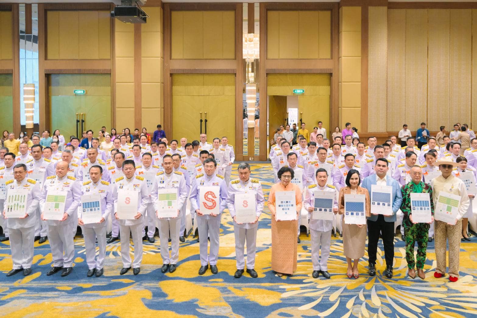 💠จังหวัดราชบุรี ร่วมพิธีรับมอบแบบลายผ้าพระราชทาน “ผ้าลายสิริวชิราภรณ์” “ผ้าลายชบาปัตตานี” และเครื่องหมายรับรองสินค้าแฟชั่นและหัตถกรรมพระราชทาน “Sustainable Fashion : แฟชั่นแห่งความยั่งยืน”