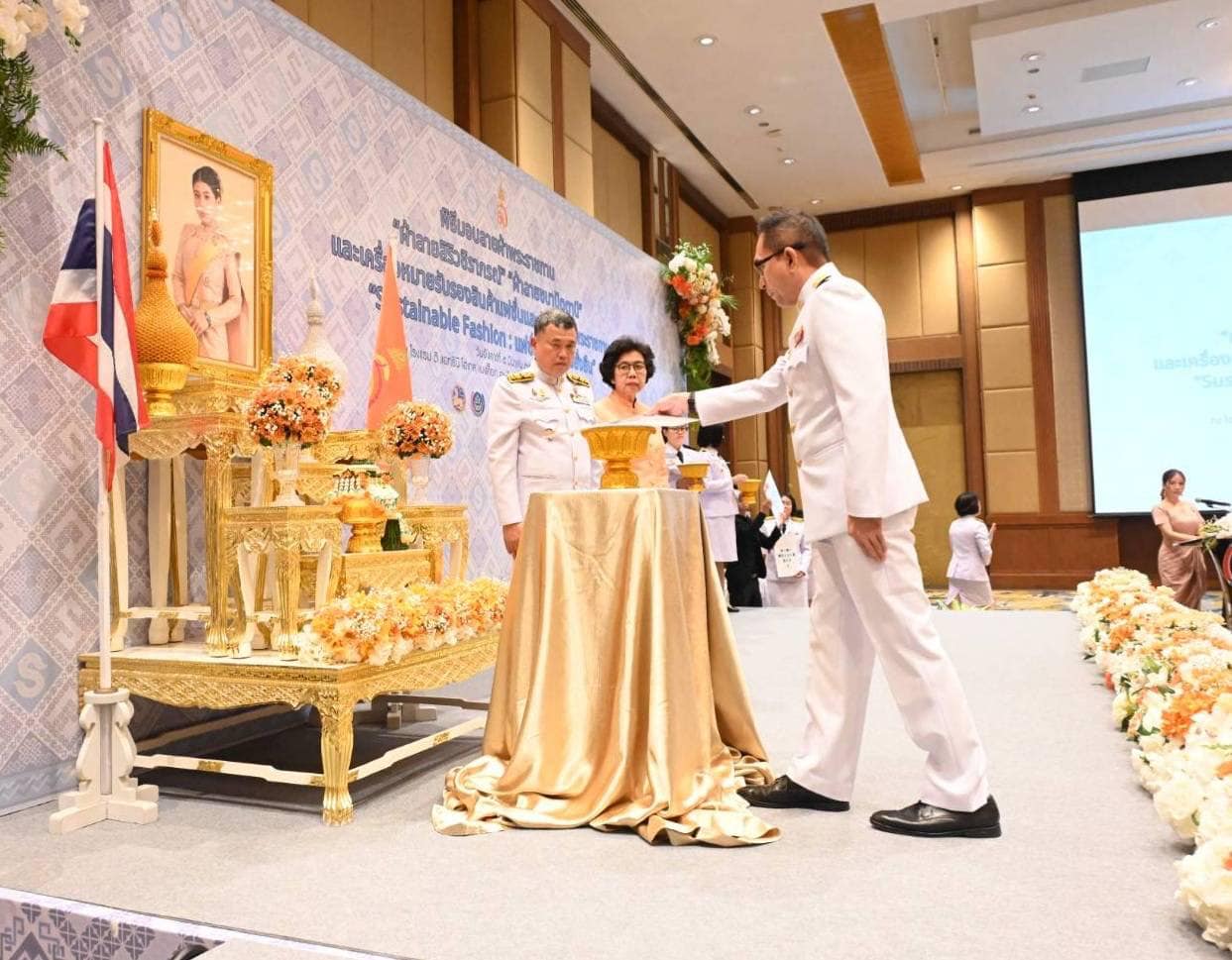 💠จังหวัดราชบุรี ร่วมพิธีรับมอบแบบลายผ้าพระราชทาน “ผ้าลายสิริวชิราภรณ์” “ผ้าลายชบาปัตตานี” และเครื่องหมายรับรองสินค้าแฟชั่นและหัตถกรรมพระราชทาน “Sustainable Fashion : แฟชั่นแห่งความยั่งยืน”