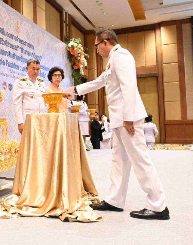 💠จังหวัดราชบุรี ร่วมพิธีรับมอบแบบลายผ้าพระราชทาน “ผ้าลายสิริวชิราภรณ์” “ผ้าลายชบาปัตตานี” และเครื่องหมายรับรองสินค้าแฟชั่นและหัตถกรรมพระราชทาน “Sustainable Fashion : แฟชั่นแห่งความยั่งยืน”