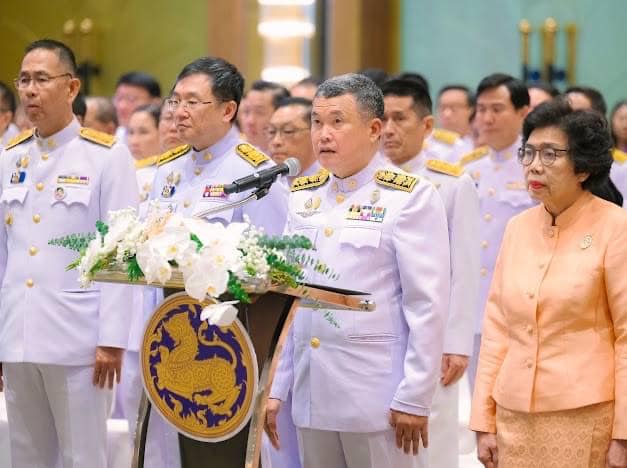 💠จังหวัดราชบุรี ร่วมพิธีรับมอบแบบลายผ้าพระราชทาน “ผ้าลายสิริวชิราภรณ์” “ผ้าลายชบาปัตตานี” และเครื่องหมายรับรองสินค้าแฟชั่นและหัตถกรรมพระราชทาน “Sustainable Fashion : แฟชั่นแห่งความยั่งยืน”