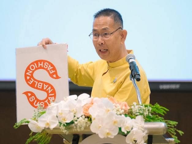 💠จังหวัดราชบุรี ร่วมพิธีรับมอบแบบลายผ้าพระราชทาน “ผ้าลายสิริวชิราภรณ์” “ผ้าลายชบาปัตตานี” และเครื่องหมายรับรองสินค้าแฟชั่นและหัตถกรรมพระราชทาน “Sustainable Fashion : แฟชั่นแห่งความยั่งยืน”