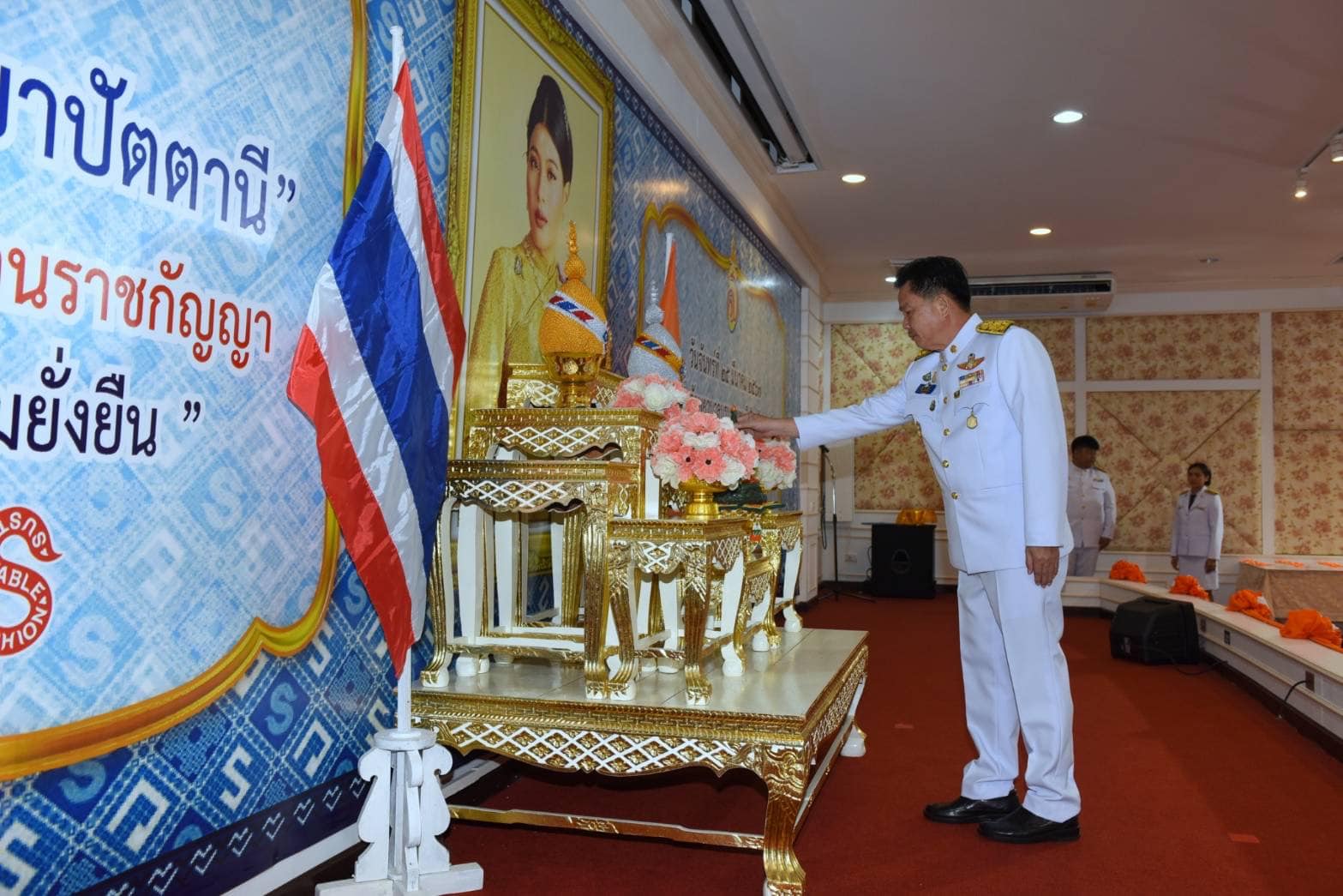 📣 พช.ราชบุรี จัดพิธีมอบแบบลายผ้าพระราชทาน “ผ้าลายสิริวชิราภรณ์” “ผ้าลายชบาปัตตานี” แก่นายอำเภอ องค์กรสตรี สถานศึกษา และกลุ่มช่างทอผ้า ผู้ผลิต ผู้ประกอบการจังหวัดราชบุรี