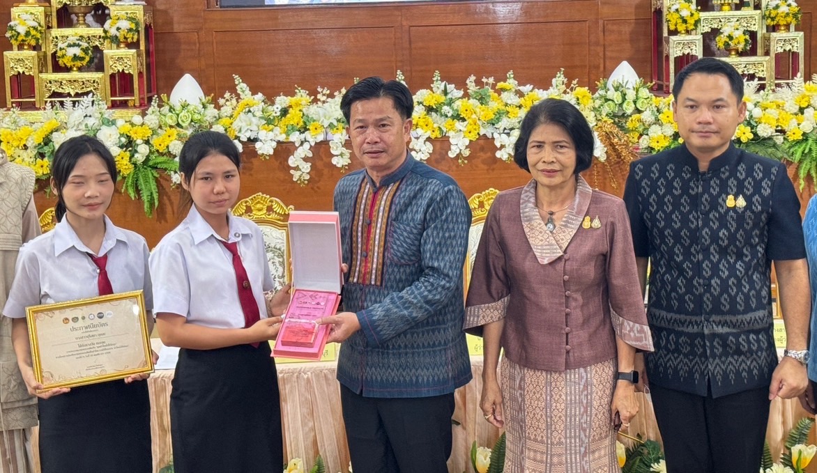 📣 พช.ราชบุรี สนับสนุนผู้ประกอบการ ประเภทผ้าและเครื่องแต่งกายจังหวัดราชบุรี ได้รับรางวัล พร้อมโล่ และประกาศนียบัตรแก่ผู้ออกแบบตัดเย็บ “ชุดผ้าไทยใส่ให้สนุก” ระดับประเทศ