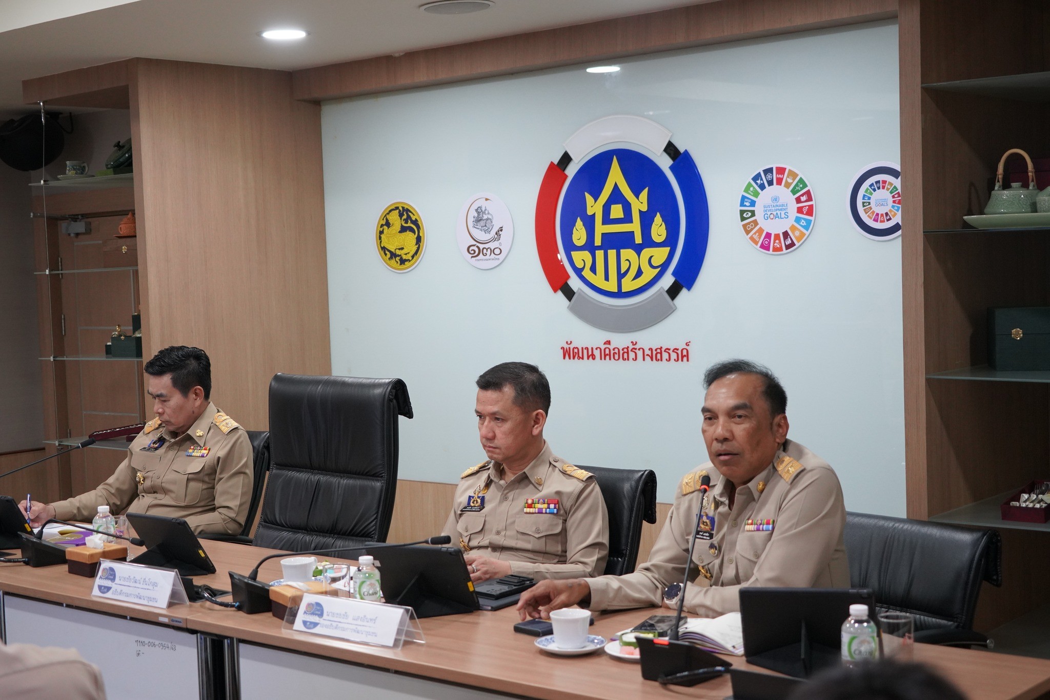 📣 พช.ราชบุรี ร่วมรับฟังประชุมกรมการพัฒนาชุมชน ครั้งที่ 2/2567 “ขับเคลื่อนงานตามประเด็นเน้นย้ำในไตรมาส 2 พร้อมสร้างการรับรู้ภูมิปัญญาผ้าไทยและผ้าลายพระราชทาน น้อมนำแนวพระดำริของสมเด็จพระเจ้าลูกเธอ เจ้าฟ้าสิริวัณณวรี นารีรัตนราชกัญญา ในการส่งเสริมอนุรักษ์ภูมิปัญญาผ้าไทยให้ทันสมัยสู่สากล” ผ่านระบบวีดิทัศน์ทางไกล (Video Conference) กรมการพัฒนาชุมชน กระทรวงมหาดไทย