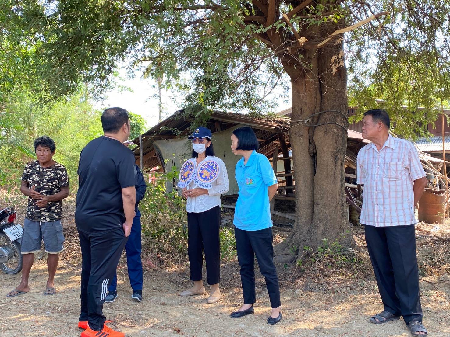 พช. บ้านโป่ง ลงพื้นที่เยี่ยมและให้กำลังใจครัวเรือนยากจน มอบเครื่องอุปโภค บริโภค ในการช่วยเหลือเพื่อบรรเทาความเดือดร้อนในเบื้องต้น