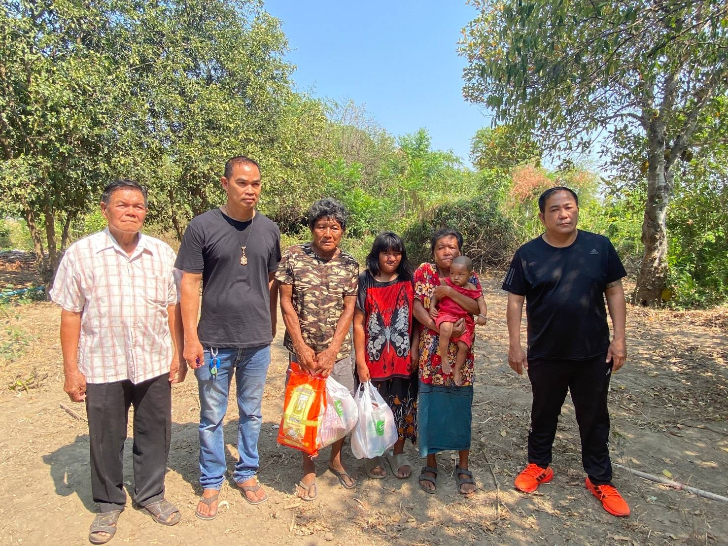 พช. บ้านโป่ง ลงพื้นที่เยี่ยมและให้กำลังใจครัวเรือนยากจน มอบเครื่องอุปโภค บริโภค ในการช่วยเหลือเพื่อบรรเทาความเดือดร้อนในเบื้องต้น