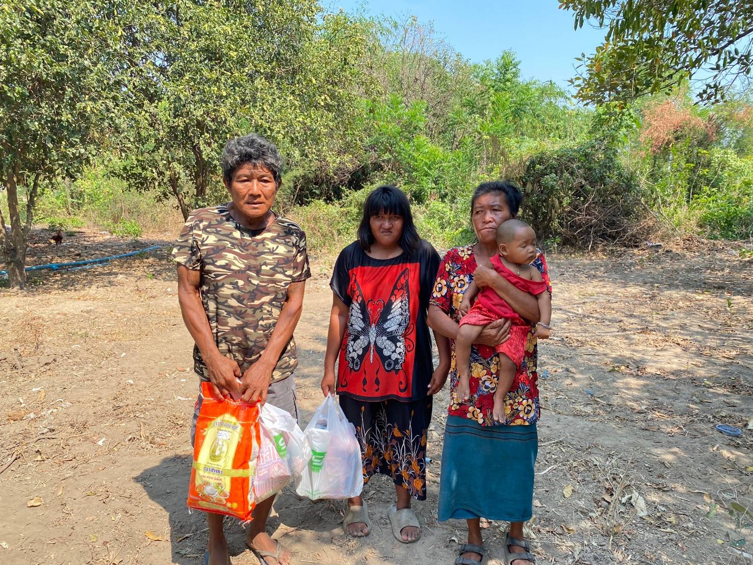 พช. บ้านโป่ง ลงพื้นที่เยี่ยมและให้กำลังใจครัวเรือนยากจน มอบเครื่องอุปโภค บริโภค ในการช่วยเหลือเพื่อบรรเทาความเดือดร้อนในเบื้องต้น
