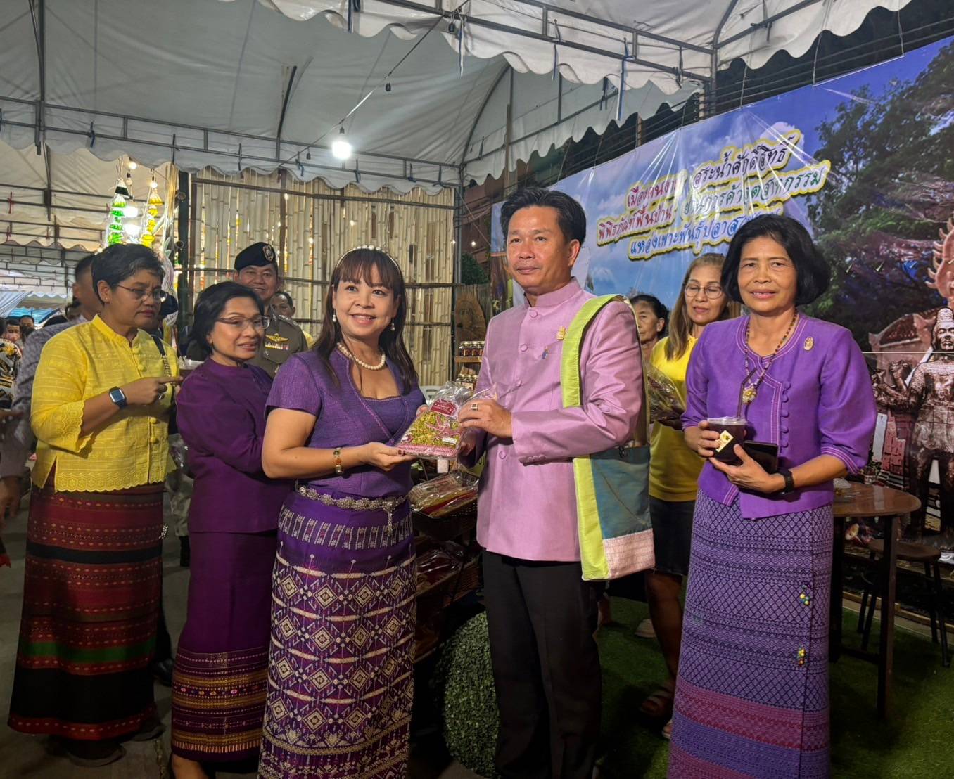 📣 พช.ราชบุรี ร่วมเปิดงาน “ท่องเที่ยวราชบุรี ของดีเมืองโอ่ง และงานกาชาด ประจำปี 2567 ” พร้อมทั้งเยี่ยมชม ให้กำลังใจ ผู้ผลิตผู้ประกอบการOTOP จังหวัดราชบุรี ที่นำสินค้ามาจัดแสดงและจำหน่ายภายในงานฯ