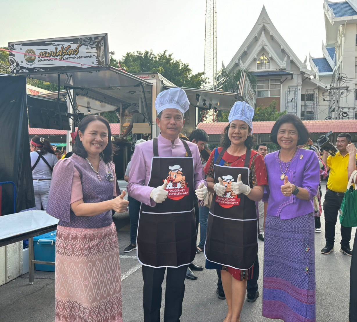 📣 พช.ราชบุรี ร่วมเปิดงาน “ท่องเที่ยวราชบุรี ของดีเมืองโอ่ง และงานกาชาด ประจำปี 2567 ” พร้อมทั้งเยี่ยมชม ให้กำลังใจ ผู้ผลิตผู้ประกอบการOTOP จังหวัดราชบุรี ที่นำสินค้ามาจัดแสดงและจำหน่ายภายในงานฯ