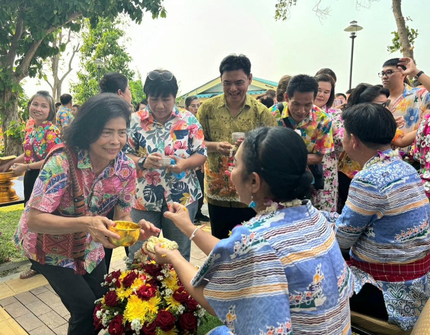 📣 พช.ราชบุรี ร่วมกิจกรรมสรงน้ำพระและรดน้ำขอพรผู้ว่าราชการจังหวัดราชบุรี เสริมสิริมงคลและสืบทอดประเพณีอันดีงาม เนื่องในเทศกาลสงกรานต์ ปี 2567