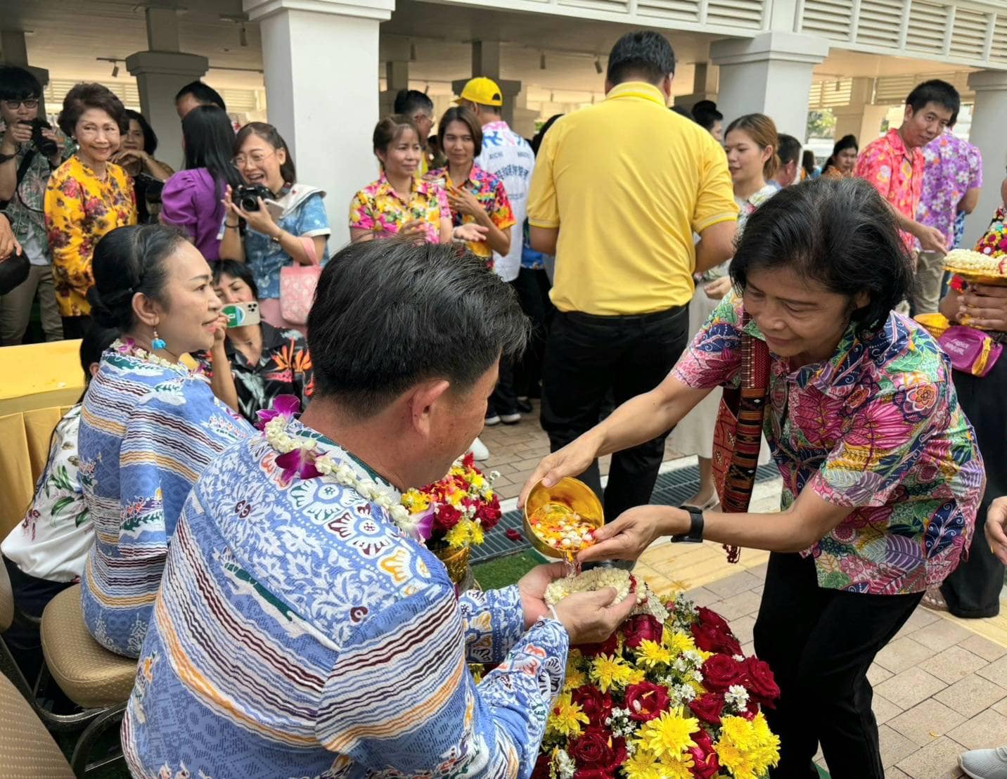 📣 พช.ราชบุรี ร่วมกิจกรรมสรงน้ำพระและรดน้ำขอพรผู้ว่าราชการจังหวัดราชบุรี เสริมสิริมงคลและสืบทอดประเพณีอันดีงาม เนื่องในเทศกาลสงกรานต์ ปี 2567