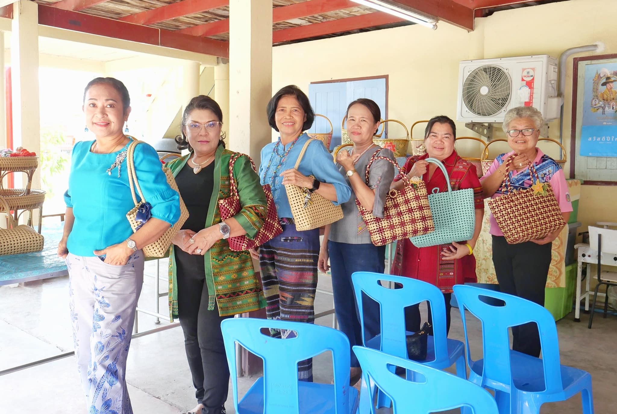 📣 พช.ราชบุรี/มมท.ราชบุรี ลงพื้นที่ส่งเสริมการสร้างอาชีพให้กลุ่มสตรีในพื้นที่ ติดตามการต่อยอดการพัฒนาผลิตภัณฑ์ OTOP สร้างงาน สร้างรายได้ พัฒนาคุณภาพชีวิต พัฒนาสตรีให้เกิดความยั่งยืนทุก ๆ ด้าน