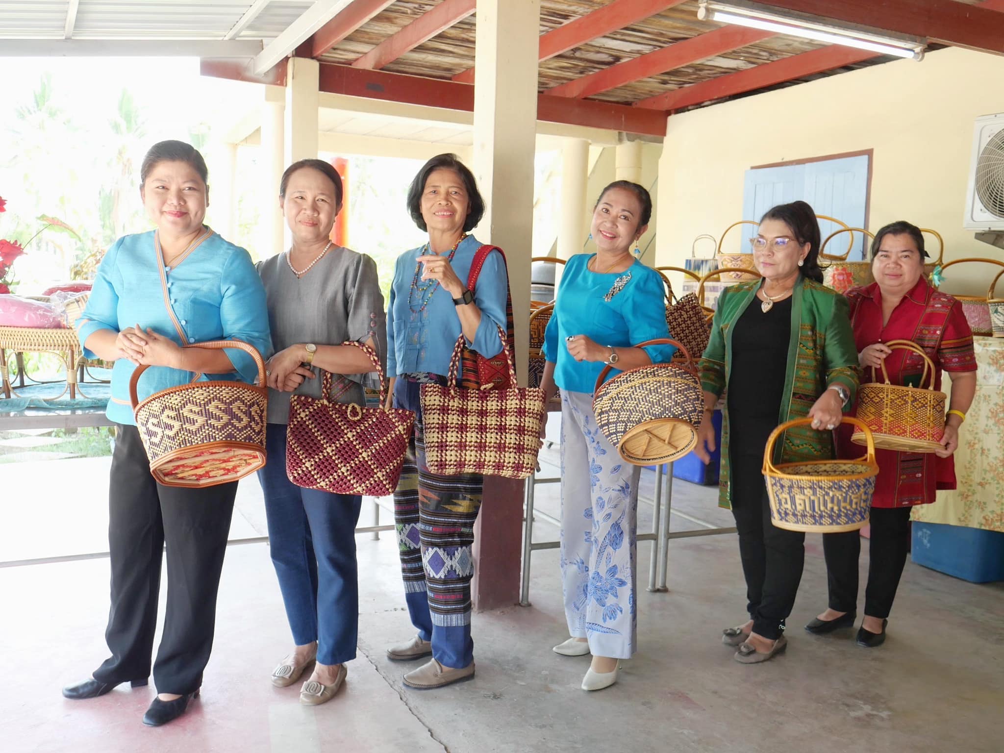 📣 พช.ราชบุรี/มมท.ราชบุรี ลงพื้นที่ส่งเสริมการสร้างอาชีพให้กลุ่มสตรีในพื้นที่ ติดตามการต่อยอดการพัฒนาผลิตภัณฑ์ OTOP สร้างงาน สร้างรายได้ พัฒนาคุณภาพชีวิต พัฒนาสตรีให้เกิดความยั่งยืนทุก ๆ ด้าน