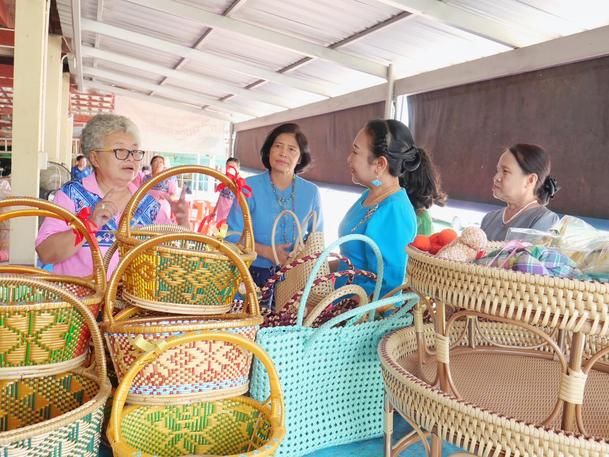 📣 พช.ราชบุรี/มมท.ราชบุรี ลงพื้นที่ส่งเสริมการสร้างอาชีพให้กลุ่มสตรีในพื้นที่ ติดตามการต่อยอดการพัฒนาผลิตภัณฑ์ OTOP สร้างงาน สร้างรายได้ พัฒนาคุณภาพชีวิต พัฒนาสตรีให้เกิดความยั่งยืนทุก ๆ ด้าน