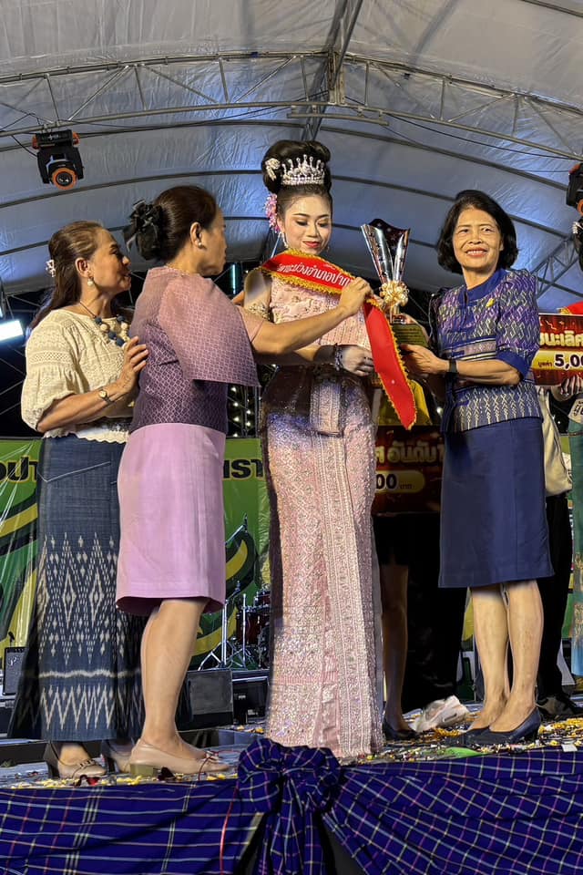 🥭 พช.ราชบุรี ร่วมเป็นคณะกรรมการตัดสินการประกวดธิดามะม่วง ในงาน”วันมะม่วงและของดีอำเภอปากท่อ ครั้งที่ 25 ประจำปี 2567″ 🥭