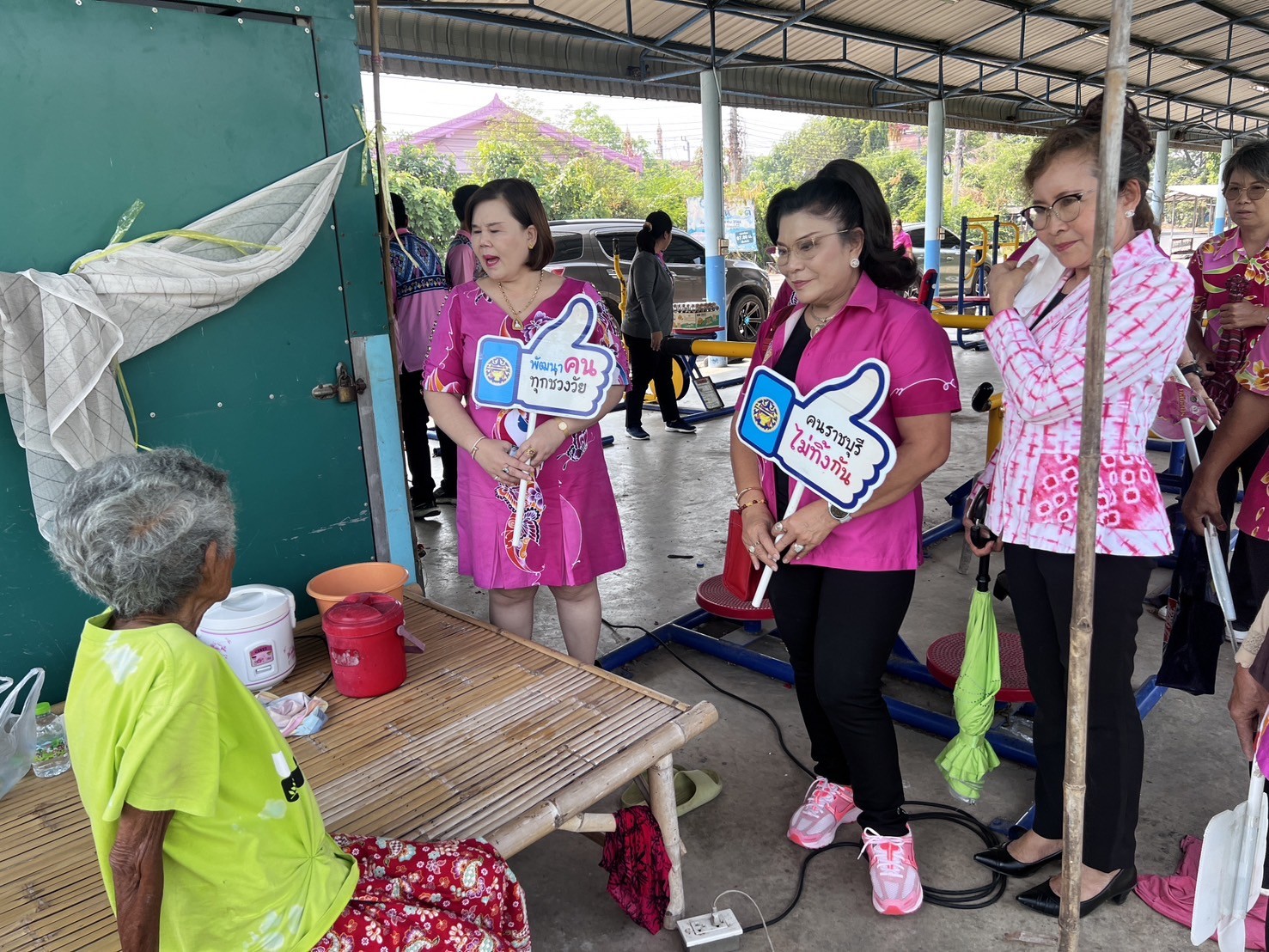 📣 พช.ราชบุรี ผนึกกำลังองค์กรสตรีสัญจรลงพื้นที่ ร่วมขับเคลื่อนการขจัดความยากจนและพัฒนาคนทุกช่วงวัยอย่างยั่งยืนตามหลักปรัชญาของเศรษฐกิจพอเพียง “คนราชบุรี ไม่ทิ้งกัน”