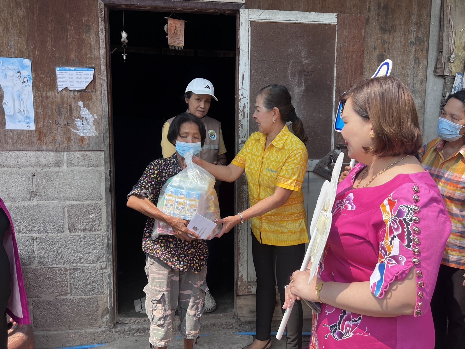 📣 พช.ราชบุรี ผนึกกำลังองค์กรสตรีสัญจรลงพื้นที่ ร่วมขับเคลื่อนการขจัดความยากจนและพัฒนาคนทุกช่วงวัยอย่างยั่งยืนตามหลักปรัชญาของเศรษฐกิจพอเพียง “คนราชบุรี ไม่ทิ้งกัน”