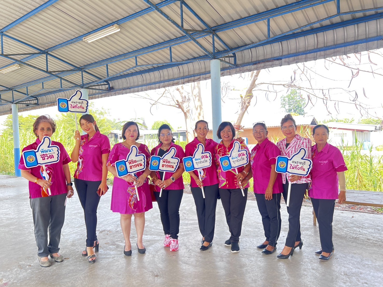 📣 พช.ราชบุรี ผนึกกำลังองค์กรสตรีสัญจรลงพื้นที่ ร่วมขับเคลื่อนการขจัดความยากจนและพัฒนาคนทุกช่วงวัยอย่างยั่งยืนตามหลักปรัชญาของเศรษฐกิจพอเพียง “คนราชบุรี ไม่ทิ้งกัน”