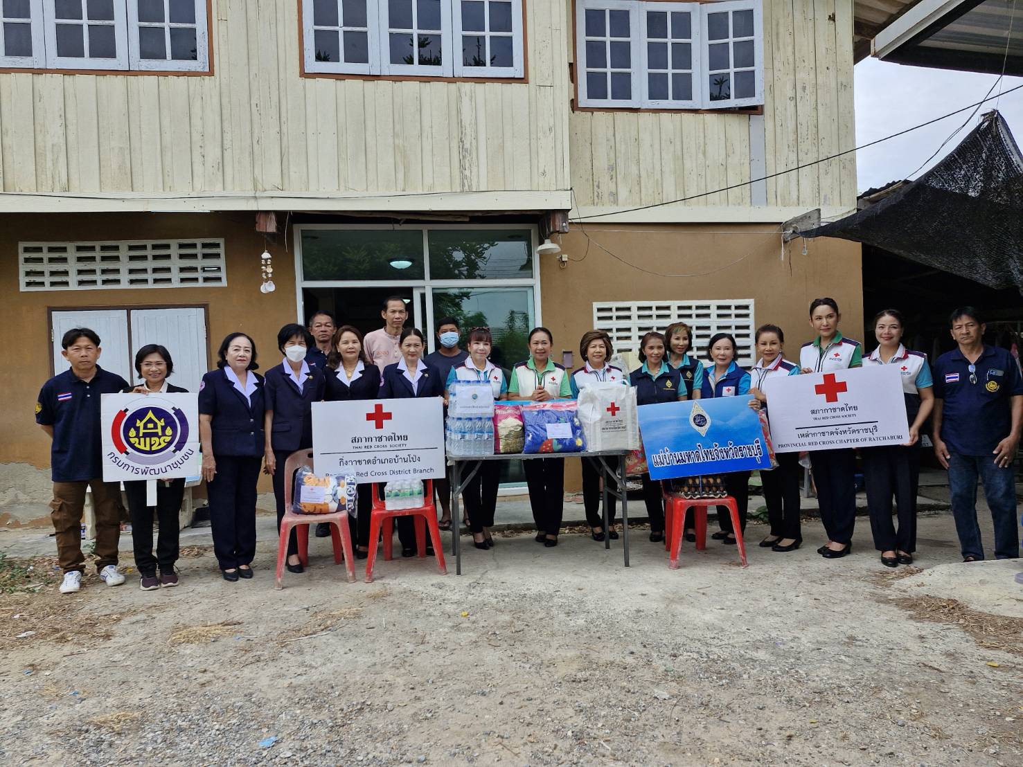 พช.บ้านโป่ง ลงพื้นที่เยี่ยมและให้กำลังใจครัวเรือนยากจน มอบเครื่องอุปโภค บริโภค ในการช่วยเหลือเพื่อบรรเทาความเดือดร้อนในเบื้องต้น