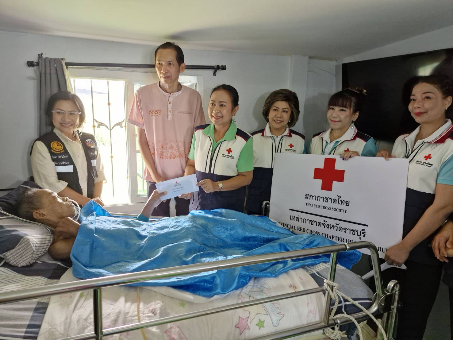 พช.บ้านโป่ง ลงพื้นที่เยี่ยมและให้กำลังใจครัวเรือนยากจน มอบเครื่องอุปโภค บริโภค ในการช่วยเหลือเพื่อบรรเทาความเดือดร้อนในเบื้องต้น