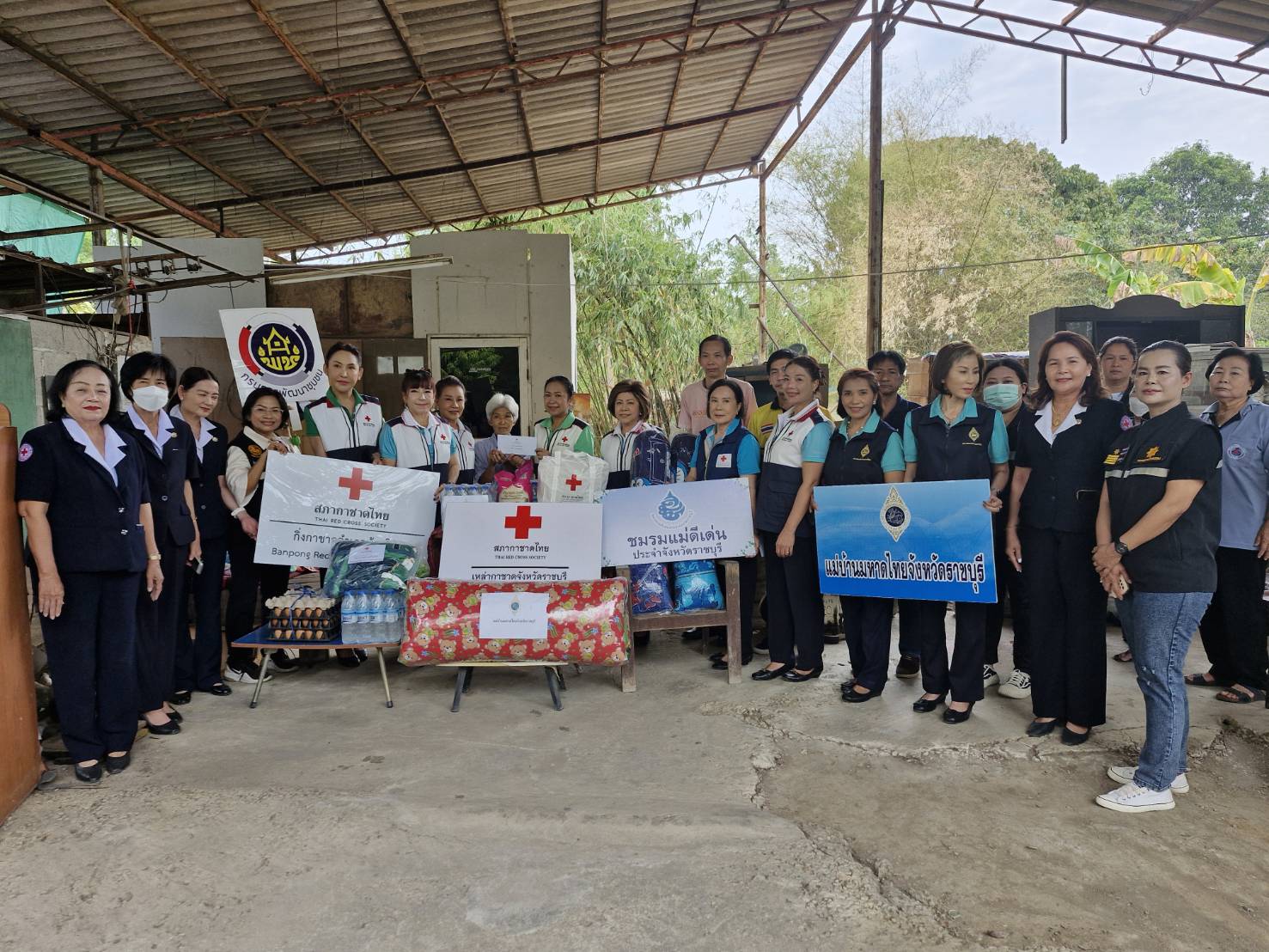 พช.บ้านโป่ง ลงพื้นที่เยี่ยมและให้กำลังใจครัวเรือนยากจน มอบเครื่องอุปโภค บริโภค ในการช่วยเหลือเพื่อบรรเทาความเดือดร้อนในเบื้องต้น