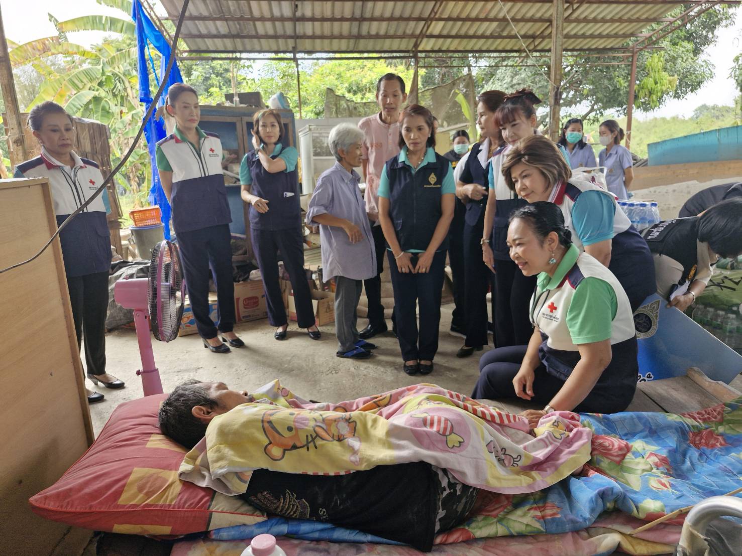 พช.บ้านโป่ง ลงพื้นที่เยี่ยมและให้กำลังใจครัวเรือนยากจน มอบเครื่องอุปโภค บริโภค ในการช่วยเหลือเพื่อบรรเทาความเดือดร้อนในเบื้องต้น