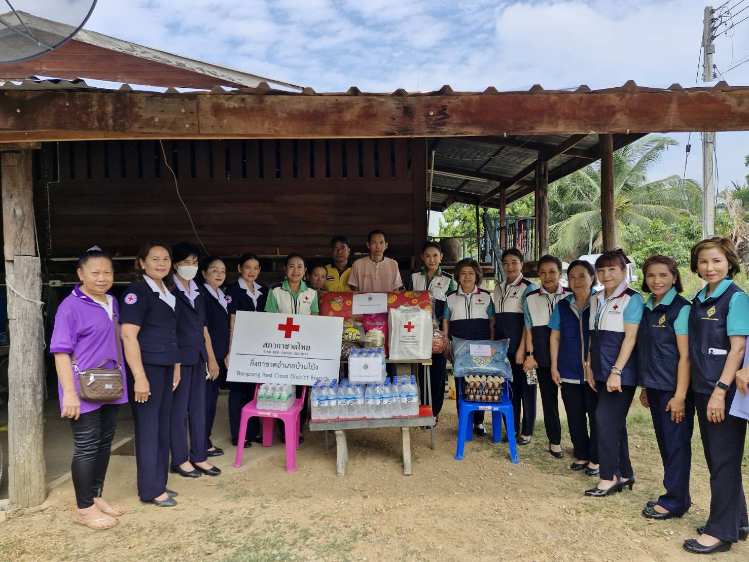 พช.บ้านโป่ง ลงพื้นที่เยี่ยมและให้กำลังใจครัวเรือนยากจน มอบเครื่องอุปโภค บริโภค ในการช่วยเหลือเพื่อบรรเทาความเดือดร้อนในเบื้องต้น