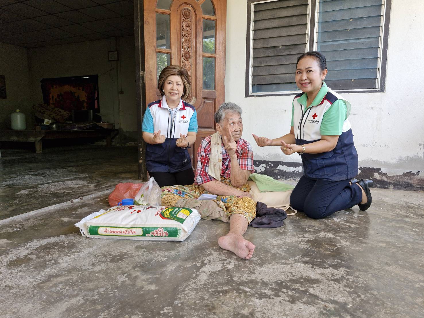 พช.บ้านโป่ง ลงพื้นที่เยี่ยมและให้กำลังใจครัวเรือนยากจน มอบเครื่องอุปโภค บริโภค ในการช่วยเหลือเพื่อบรรเทาความเดือดร้อนในเบื้องต้น