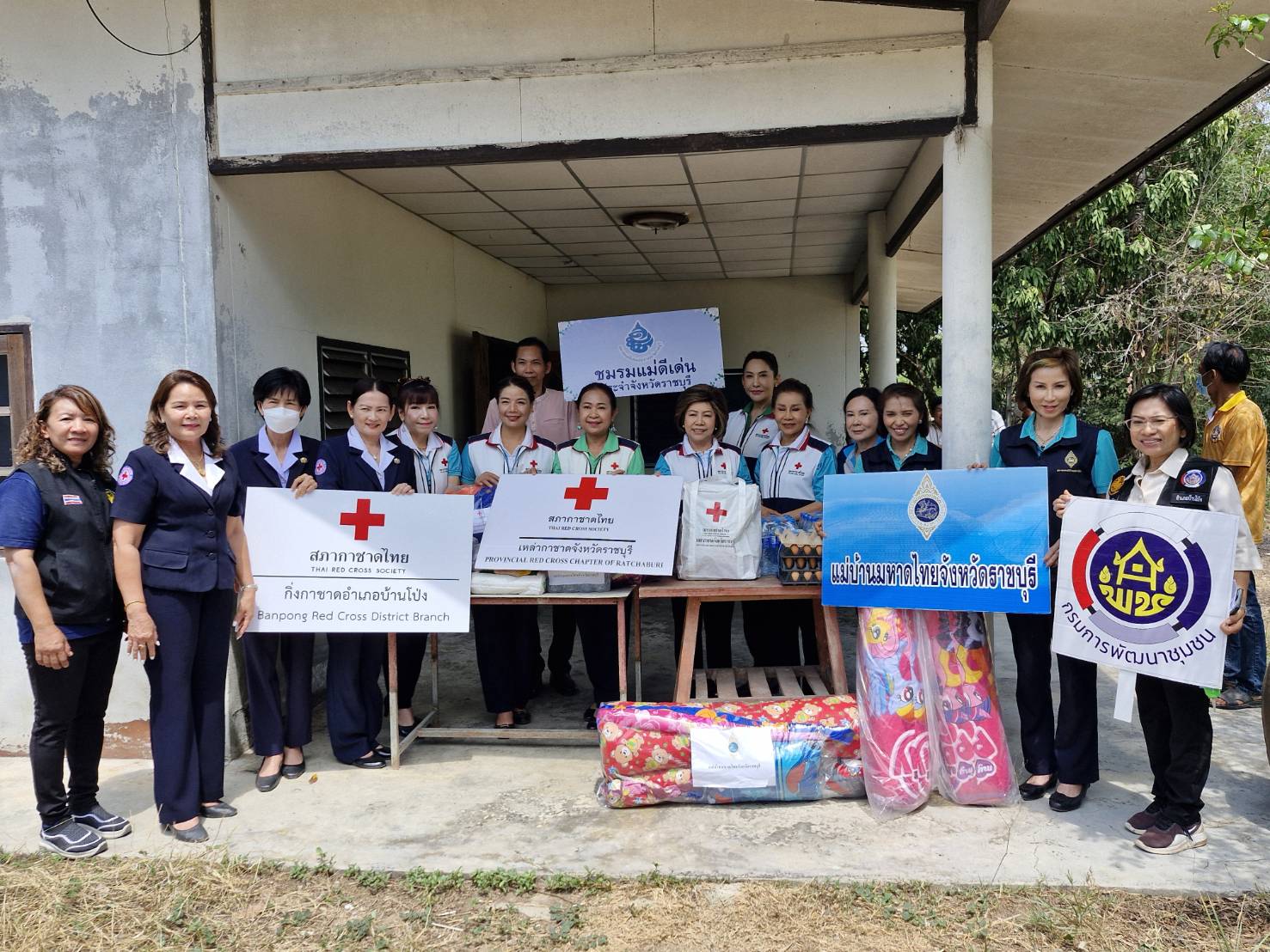 พช.บ้านโป่ง ลงพื้นที่เยี่ยมและให้กำลังใจครัวเรือนยากจน มอบเครื่องอุปโภค บริโภค ในการช่วยเหลือเพื่อบรรเทาความเดือดร้อนในเบื้องต้น