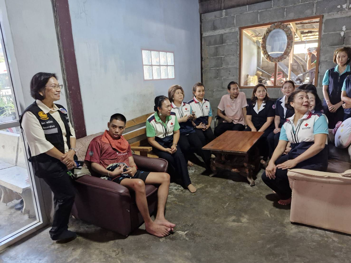 พช.บ้านโป่ง ลงพื้นที่เยี่ยมและให้กำลังใจครัวเรือนยากจน มอบเครื่องอุปโภค บริโภค ในการช่วยเหลือเพื่อบรรเทาความเดือดร้อนในเบื้องต้น