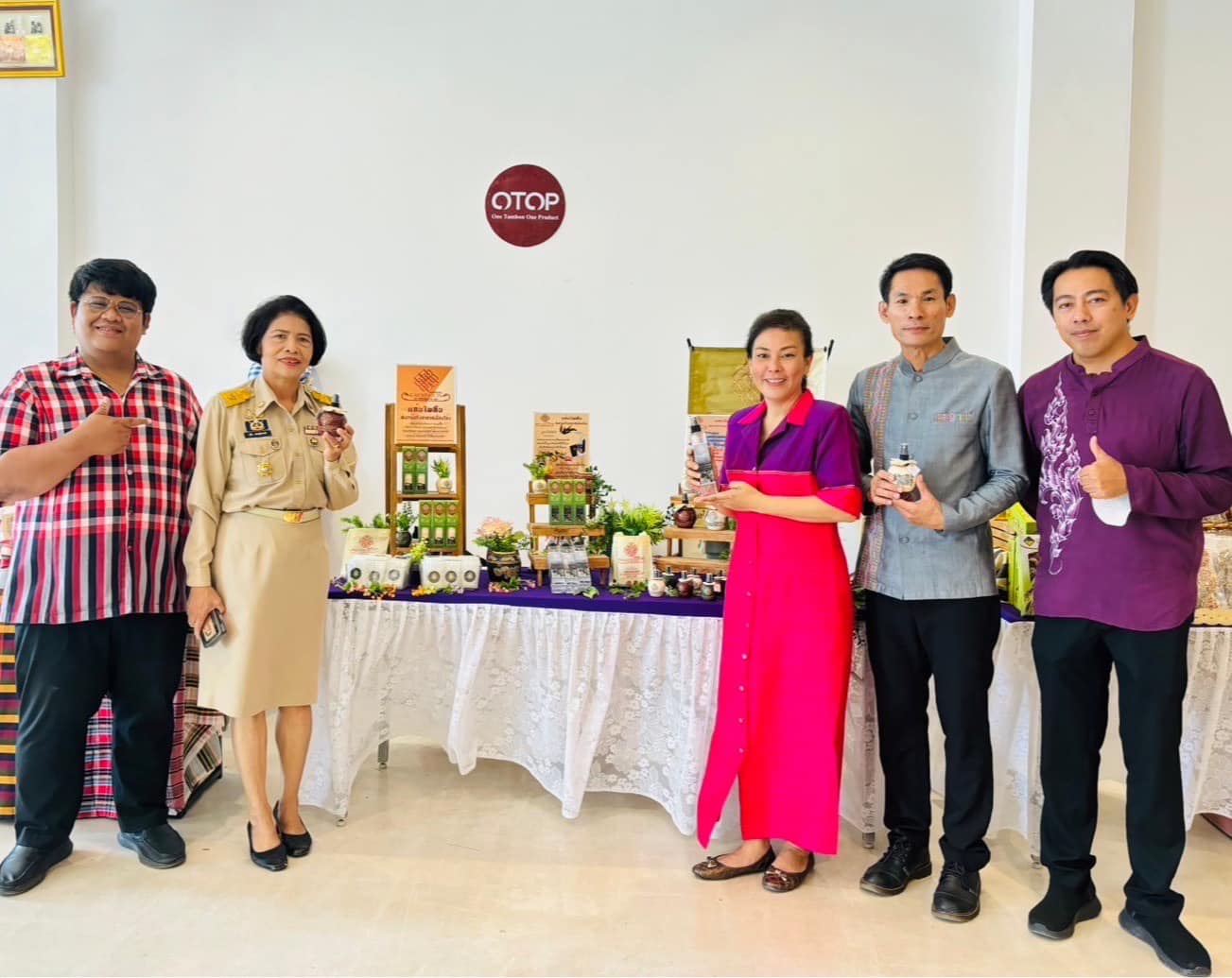 📣 ราชบุรี สุดปลื้ม โชว์สินค้าโอทอปต้อนรับนายเศรษฐา ทวีสิน นายกรัฐมนตรี และคณะตรวจราชการ ทัวร์นกขมิ้นบุรีที่ 3 เยี่ยมชมให้กำลังใจบูธสินค้า OTOP และผลิตภัณฑ์ชุมชน ของดีจังหวัดราชบุรี