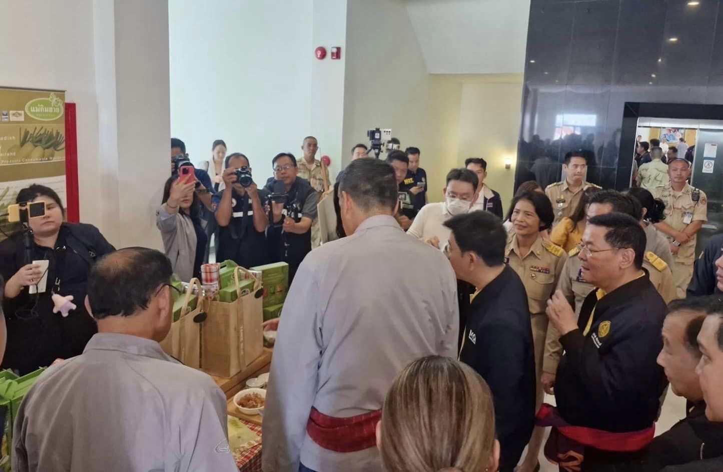 📣 ราชบุรี สุดปลื้ม โชว์สินค้าโอทอปต้อนรับนายเศรษฐา ทวีสิน นายกรัฐมนตรี และคณะตรวจราชการ ทัวร์นกขมิ้นบุรีที่ 3 เยี่ยมชมให้กำลังใจบูธสินค้า OTOP และผลิตภัณฑ์ชุมชน ของดีจังหวัดราชบุรี