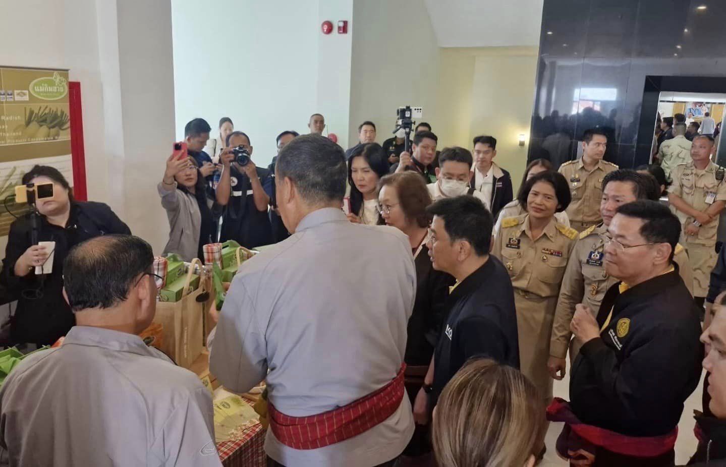 📣 ราชบุรี สุดปลื้ม โชว์สินค้าโอทอปต้อนรับนายเศรษฐา ทวีสิน นายกรัฐมนตรี และคณะตรวจราชการ ทัวร์นกขมิ้นบุรีที่ 3 เยี่ยมชมให้กำลังใจบูธสินค้า OTOP และผลิตภัณฑ์ชุมชน ของดีจังหวัดราชบุรี
