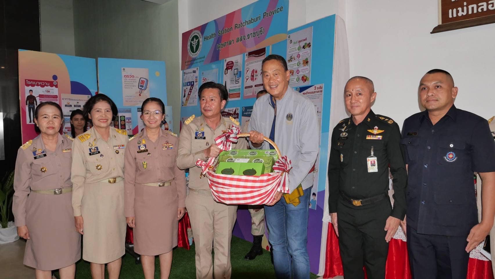 📣 ราชบุรี สุดปลื้ม โชว์สินค้าโอทอปต้อนรับนายเศรษฐา ทวีสิน นายกรัฐมนตรี และคณะตรวจราชการ ทัวร์นกขมิ้นบุรีที่ 3 เยี่ยมชมให้กำลังใจบูธสินค้า OTOP และผลิตภัณฑ์ชุมชน ของดีจังหวัดราชบุรี