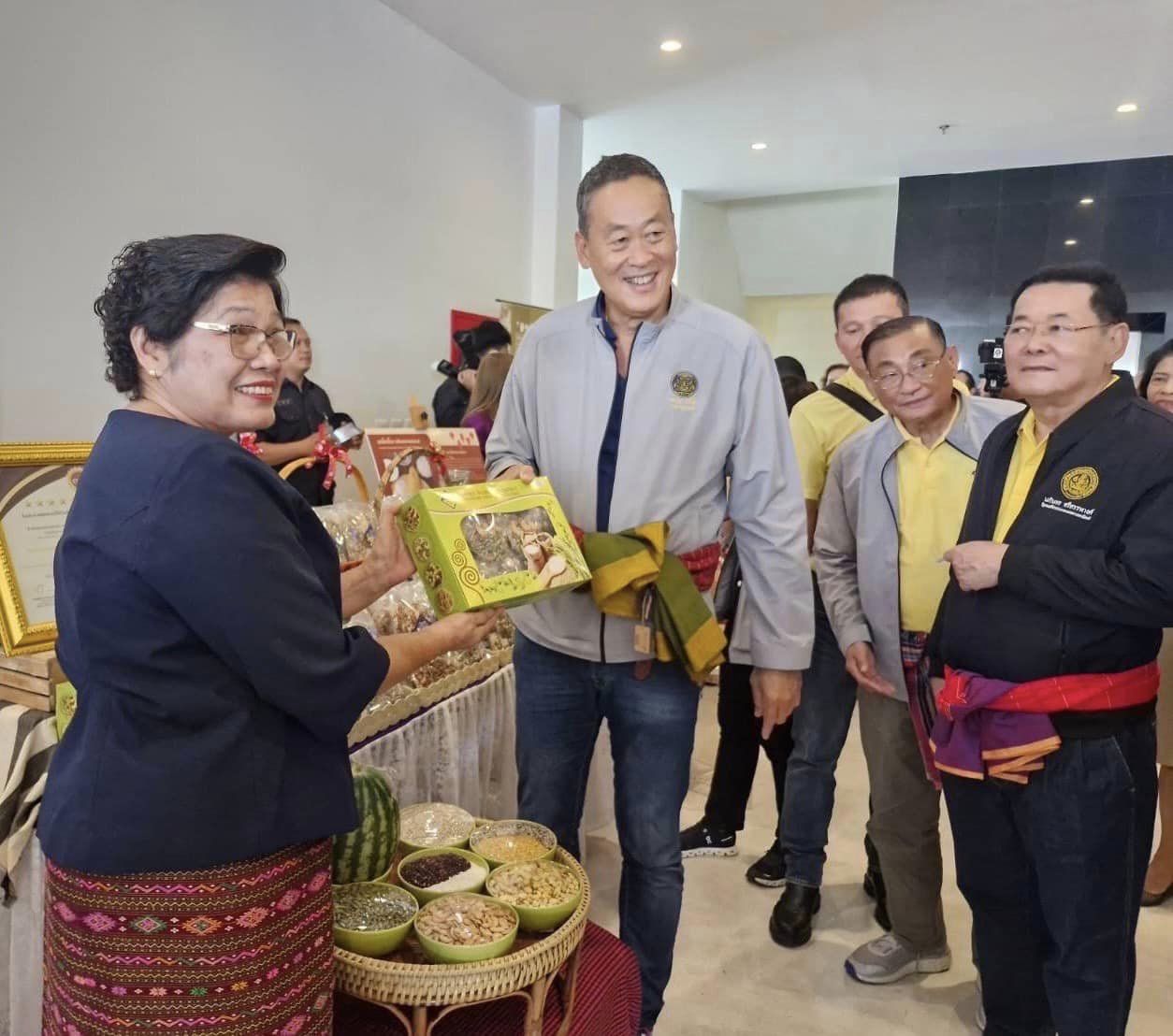 📣 ราชบุรี สุดปลื้ม โชว์สินค้าโอทอปต้อนรับนายเศรษฐา ทวีสิน นายกรัฐมนตรี และคณะตรวจราชการ ทัวร์นกขมิ้นบุรีที่ 3 เยี่ยมชมให้กำลังใจบูธสินค้า OTOP และผลิตภัณฑ์ชุมชน ของดีจังหวัดราชบุรี